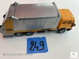un camion miniature sur lequel est accrochée une étiquette de prix
