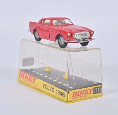 une petite voiture rouge posée sur une boîte transparente