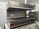 grill de comptoir en acier inoxydable avec porte ouverte dans une cuisine professionnelle