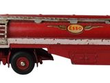 un camion jouet rouge avec un réservoir rouge à l'arrière