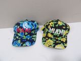 deux casquettes de baseball posées sur une table