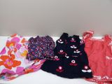 beaucoup de vêtements posés sur une table
