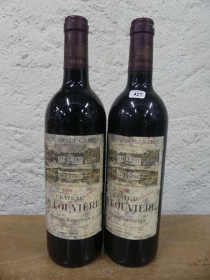 deux bouteilles de vin posées sur une table en bois
