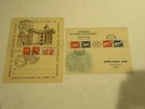 deux timbres différents sur une carte postale posée sur une table