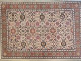 un tapis persan ancien avec un motif floral et des franges