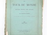 un vieux livre à la couverture verte posé sur une table blanche