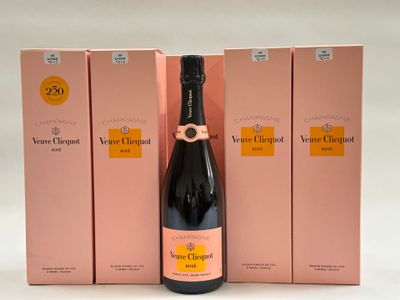 trois cartons roses de champagne et une bouteille de champagne