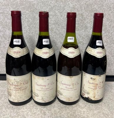 quatre bouteilles de vin sont alignées sur un comptoir