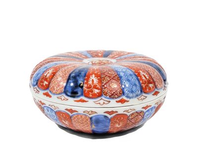 JAPON Boite couverte en porcelaine à décor Imari et présenta…