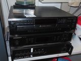 une pile d'appareils électroniques empilés les uns sur les autres