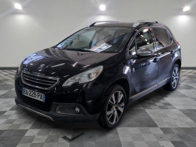 la petite voiture noire est garée dans une grande pièce