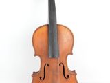 gros plan d'un violon sur fond blanc