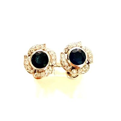 paire de boucles d'oreilles à clous en saphir et diamants