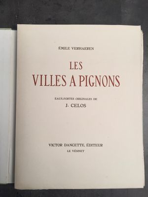 un livre ouvert posé sur une table à côté d'une tasse de café