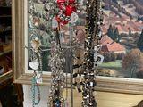 une photo montrant des bijoux exposés sur une table