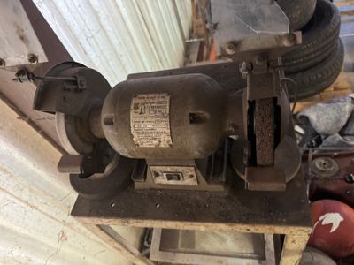 Un touret à meuler de marque MECAFER en 220V avec établi Adr…