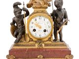une horloge en or ornée de chérubins, avec deux chérubins au sommet