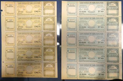 deux billets de banque américains, l'un ancien et l'autre récent, exposés dans une vitrine