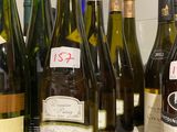 plusieurs bouteilles de vin sont alignées sur un comptoir