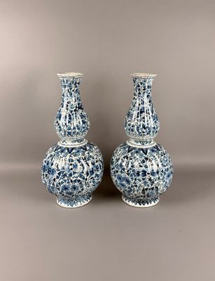 deux vases bleus et blancs posés sur une table