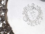 une assiette en argent antique avec un motif décoratif