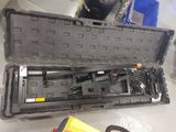 une mallette en plastique contenant des outils, posée sur une table