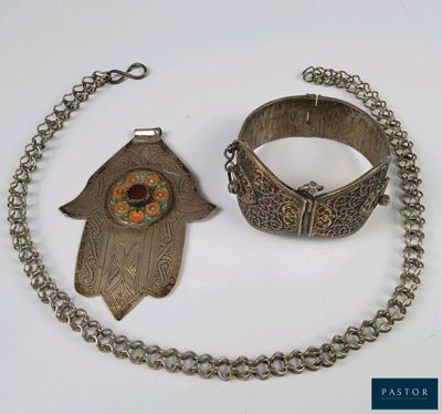 un bracelet en argent et un bracelet orné d'un hamet