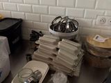 un plan de travail de cuisine sur lequel sont posés de nombreux plats et ustensiles