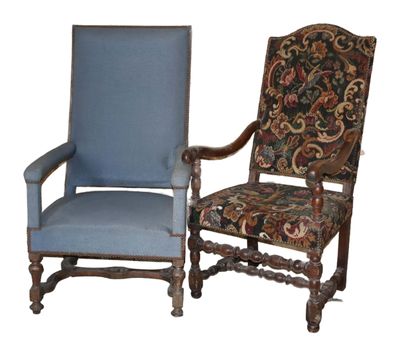 deux chaises avec un revêtement bleu, revêtement bleu, revêtement bleu, revêtement bleu, revêtement bleu, revêtement bleu, revêtement bleu, revêtement bleu
