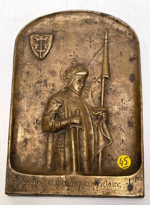 une image représentant une plaque en bronze sur laquelle figure un homme tenant une épée