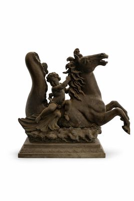 statue représentant une femme à cheval avec un enfant sur le dos
