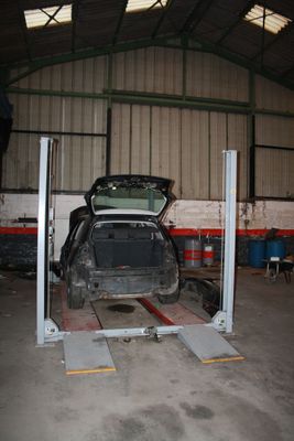 une image d'une voiture en cours d'entretien dans un garage