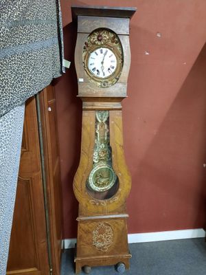une horloge de parquet qui se trouve dans un coin de la pièce