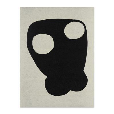 un dessin en noir et blanc représentant un masque sur une feuille de papier