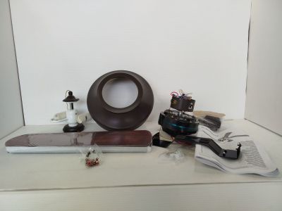 une table sur laquelle se trouvent de nombreux objets