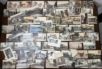 beaucoup de vieilles photos sur la table ensemble