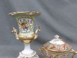 deux vases posés l'un à côté de l'autre sur une table