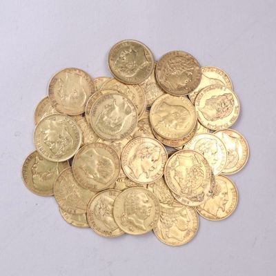 une pile de pièces d'or posée sur une surface blanche