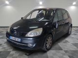 la photo d'une petite voiture noire garée dans un garage