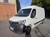 la camionnette blanche est garée sur le côté de la route