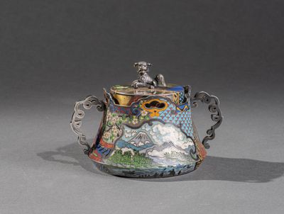 une théière ancienne en argent et émail, surmontée d'un chien