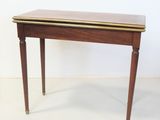 une petite table avec un plateau en bois et des finitions dorées