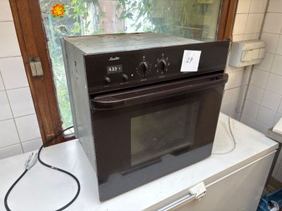 un micro-ondes posé sur un comptoir dans une cuisine