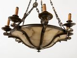 une image représentant un lustre en métal et en marbre