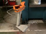 une photo d'une machine qui se trouve dans un garage