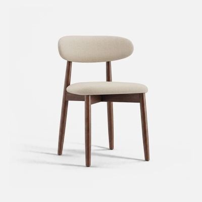 vue de profil d'une chaise dont l'assise est recouverte d'un tissu beige