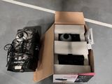 une boîte de chaussettes et une paire de chaussures par terre
