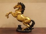 une statue représentant un cheval debout sur ses pattes arrière