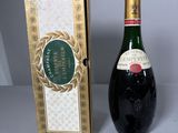 une bouteille de vin à côté d'une boîte