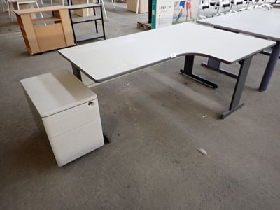un bureau blanc et une chaise blanche dans une grande pièce
